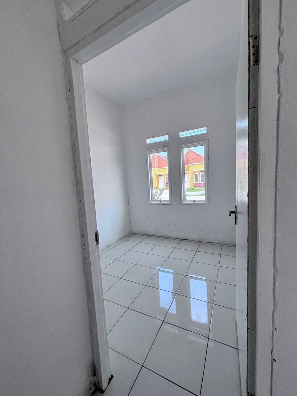Foto kamar dengan jendela rumah Karang Bahagia