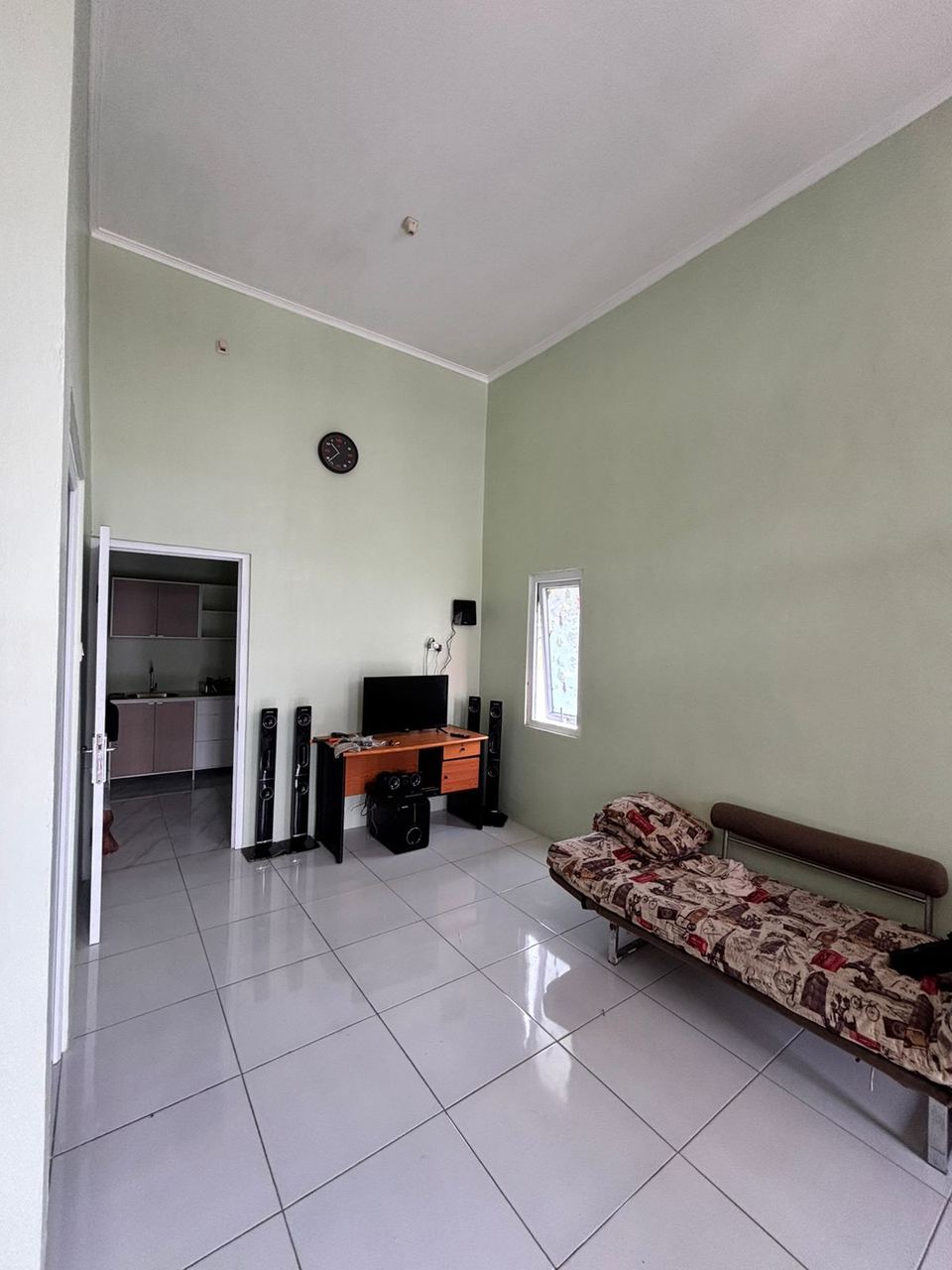 Foto ruang TV rumah Serang Baru