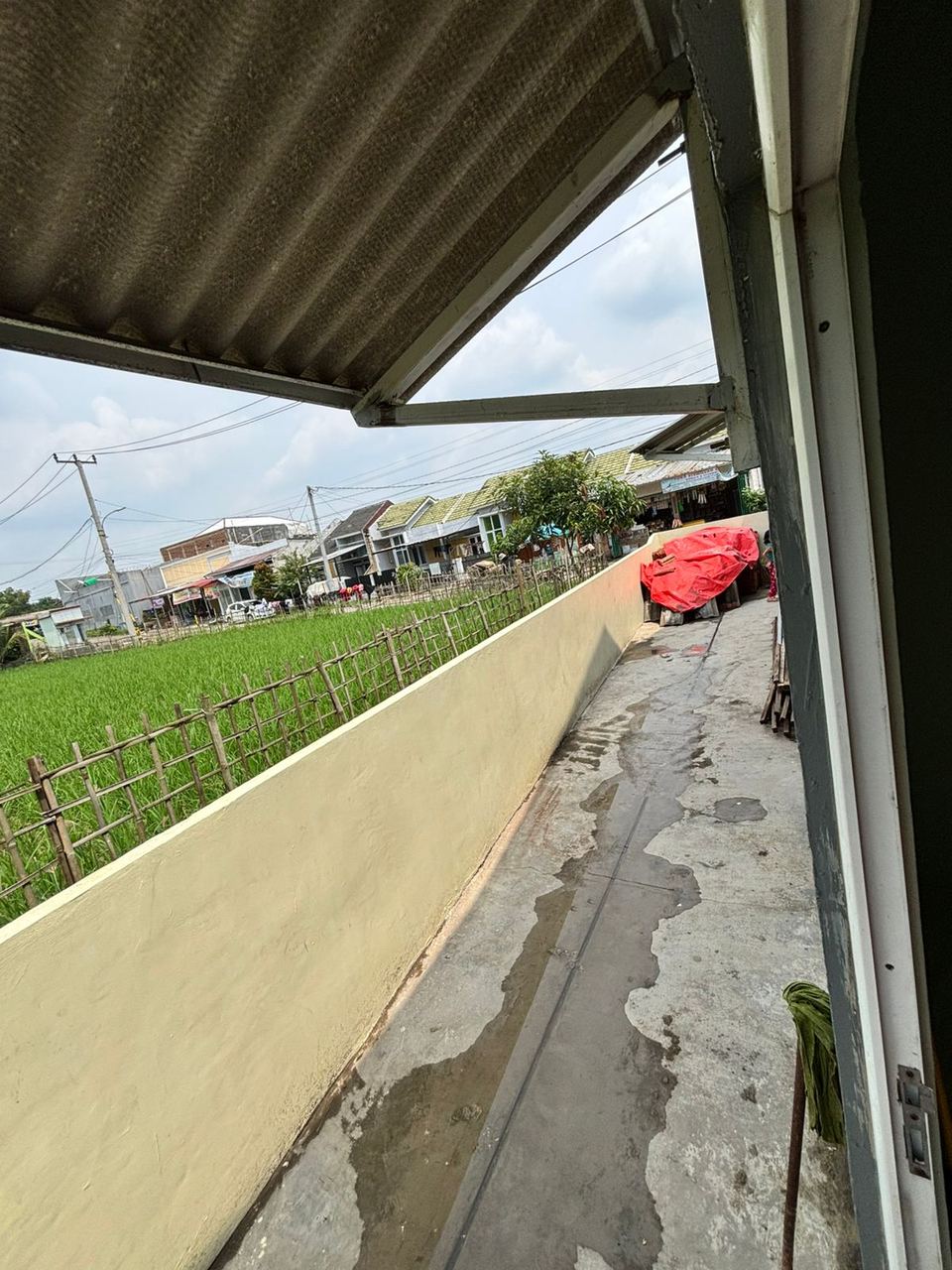 Foto teras belakang rumah Serang Baru