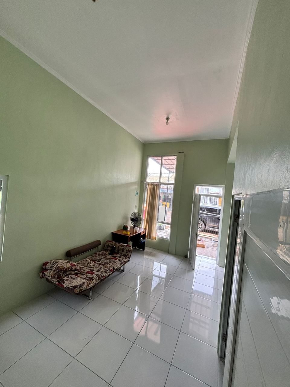 Foto ruang depan rumah Serang Baru