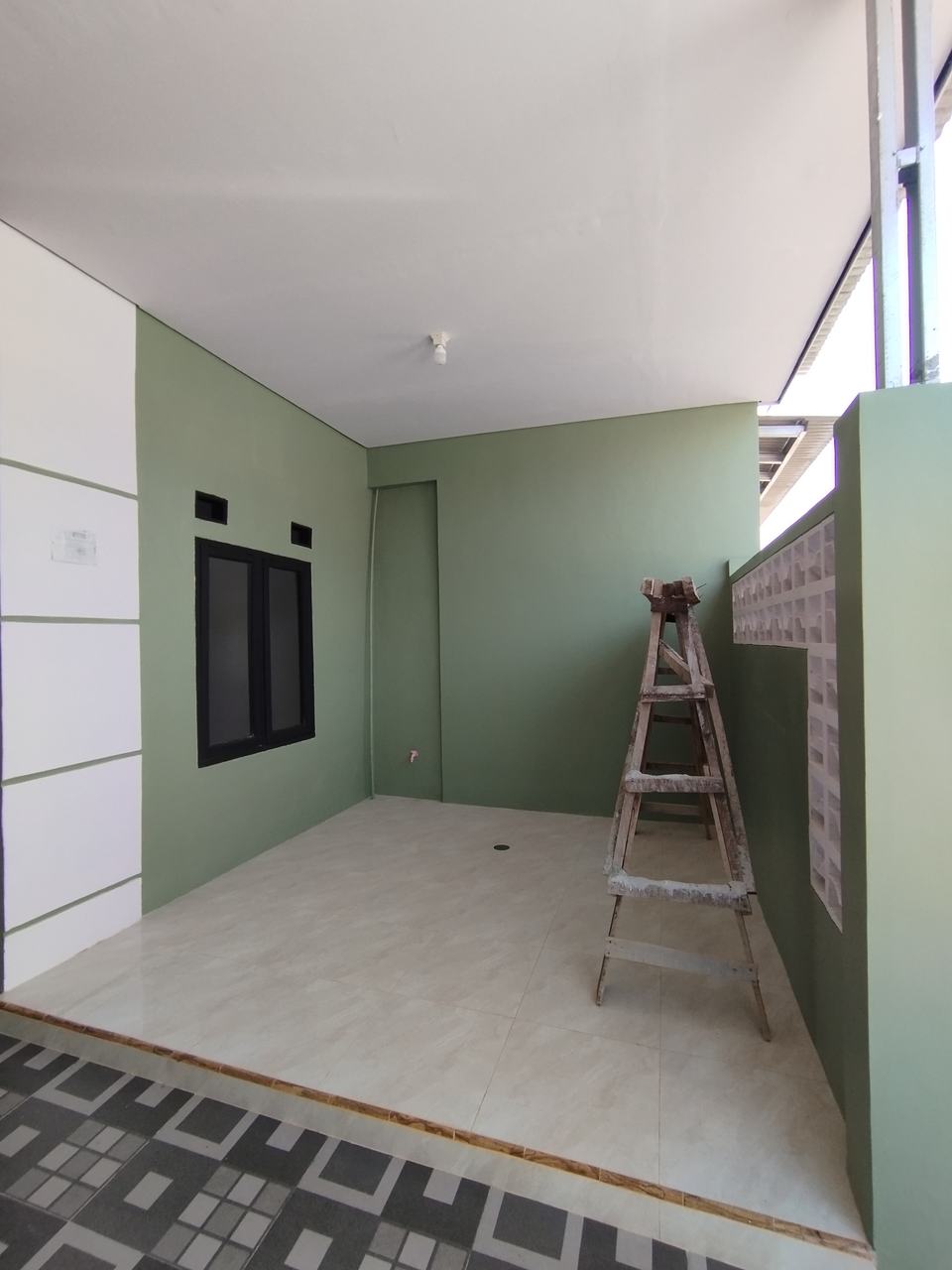 Foto teras rumah Serang Baru
