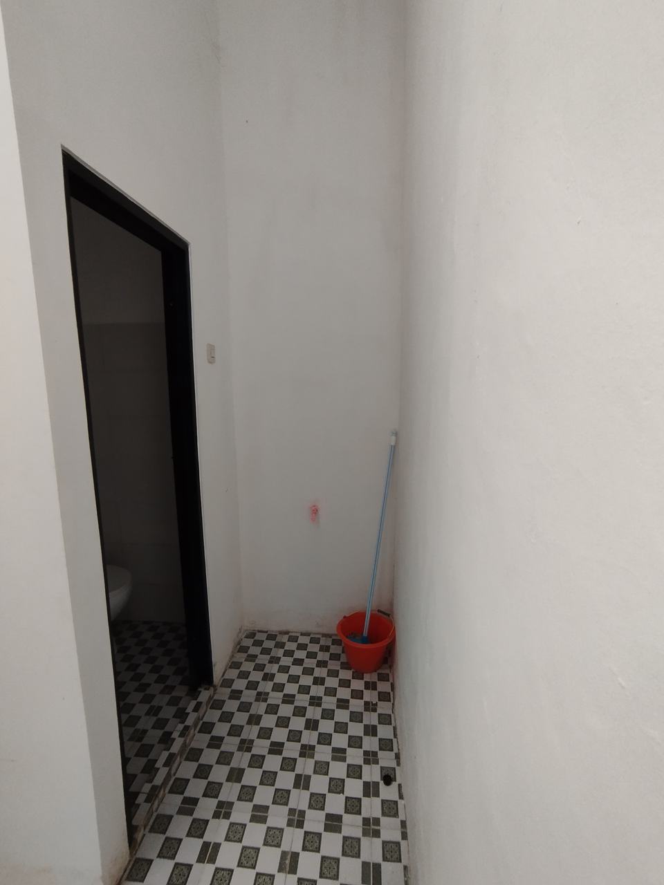 Foto lorong kamar mandi rumah Serang Baru