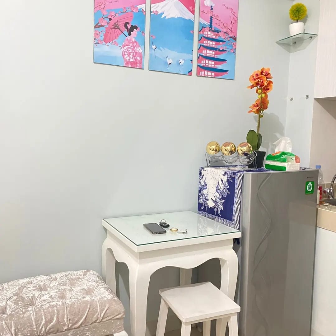 Foto meja dan kulkas unit